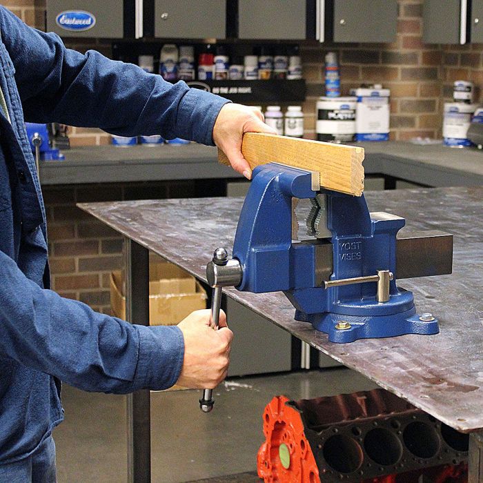 Eastwood  Yost Tradesman Combination Pipe and Bench Vise with Swivel Base 